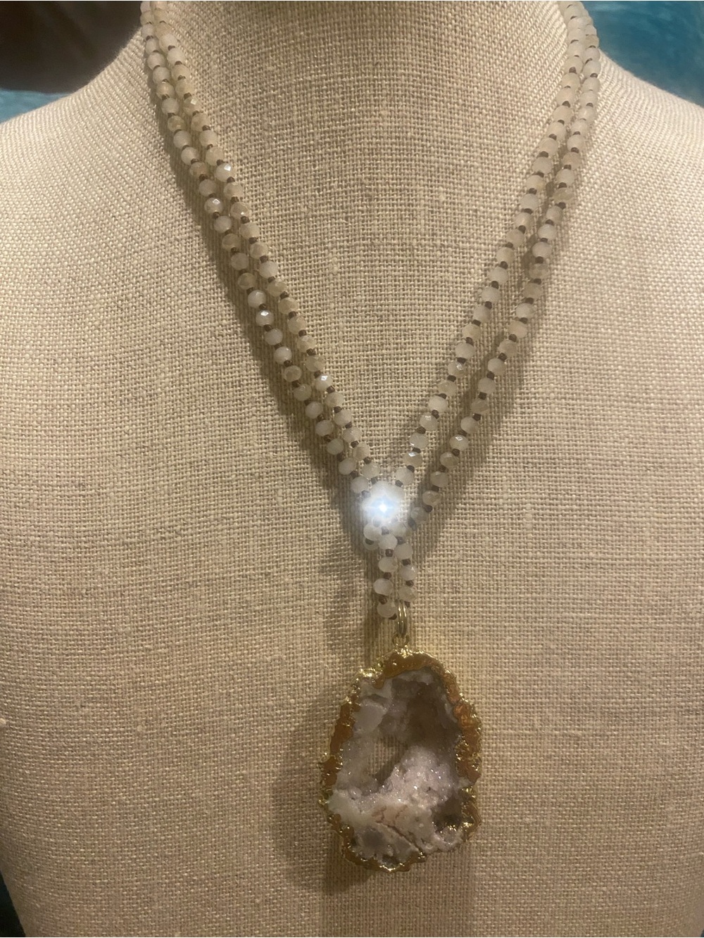 White Beaded Necklace with Gold-Trimmed Geode Pendant